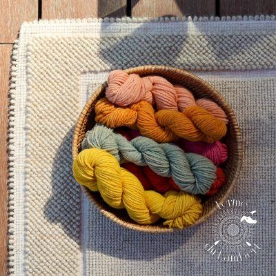 pelotes de laine de mourerous teintées avec teinture naturelle sur tapis beige