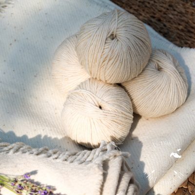 pelotes enlaine locale de mourerous sur plaid en laine