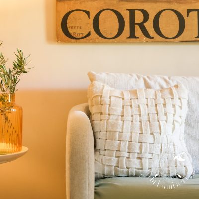 Coussin en laine locale feutrée et tressée fait main à la Ferme du Lambert sur canapé beige dans un salon provençal chaleureux