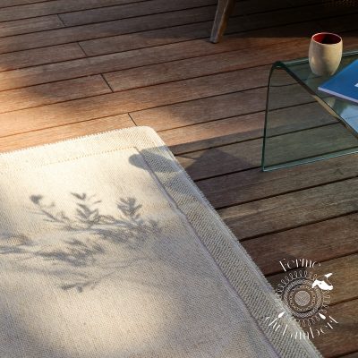 Tapis en laine brute beigne avec tasse de café sur terrasse en bois exotiqye