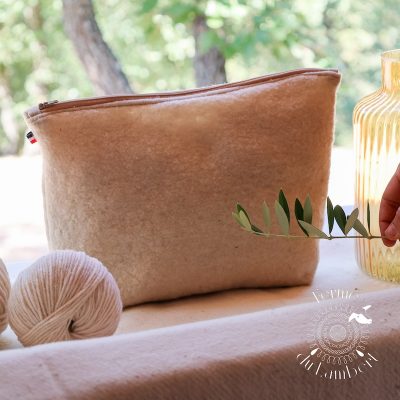 Trousse 100% laine feutrée et sa branche d'olivier, une ambiance provençale