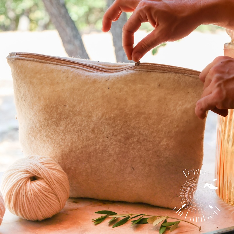 La trousse en laine feutrée sur la fenêtre du cabanon accompagnée d'une pote de laine 100% mourerous