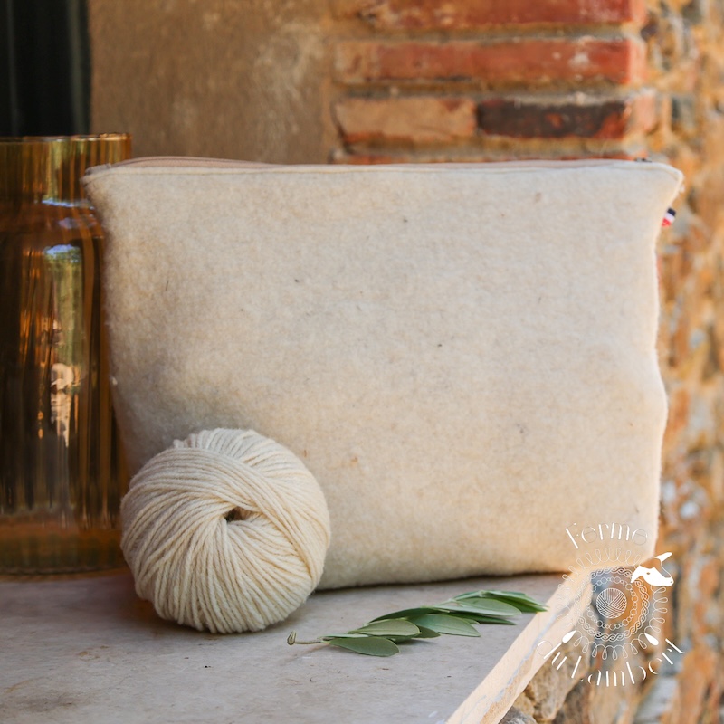 La petite trousse en laine feutrée dans son état naturel, la Provence